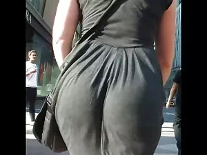 Une brune empilée se ...